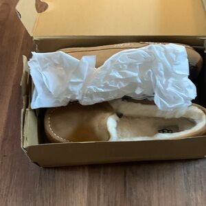 Size 6 Ugg slippers